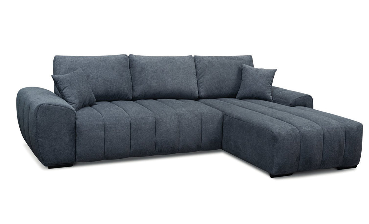 Canapé d'angle Albi en tissu bleu ardoise, assise matelassée en bandes verticales, méridienne à droite