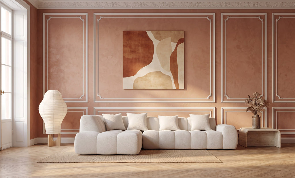 Canapé d'angle Bubble en bouclette blanc cassé dans un salon aux murs terracotta et moulures blanches – mise en situation