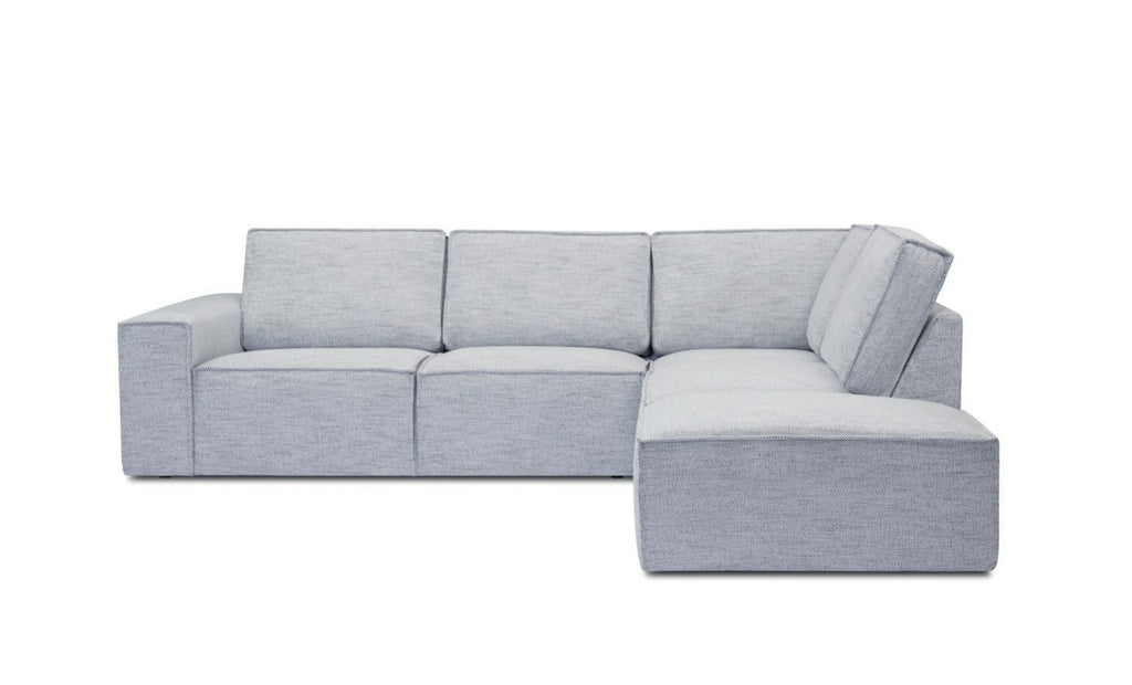 Canapé d'angle Mac en tissu chiné gris perle, lignes en blocs et passepoils, méridienne à droite, sur fond blanc