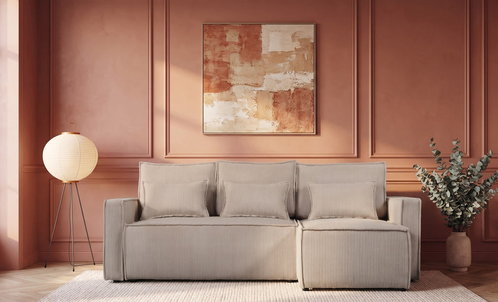 Canapé d'angle Melania en velours côtelé beige dans un salon aux murs terracotta et moulures blanches – mise en situation