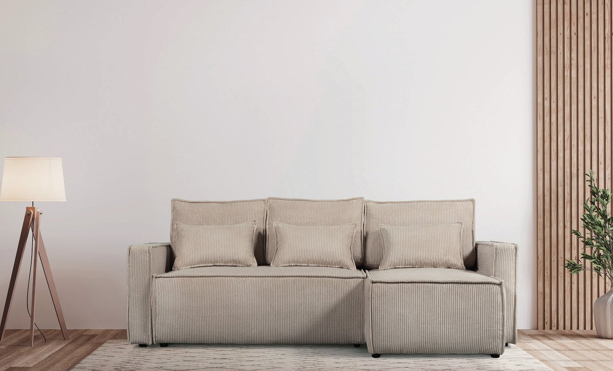 Canapé d'angle Melania en velours côtelé beige avec trois coussins, méridienne à droite, dans un salon clair