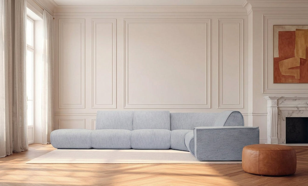 Canapé d'angle Move en tissu bleu-gris dans un salon haussmannien aux murs crème – mise en situation