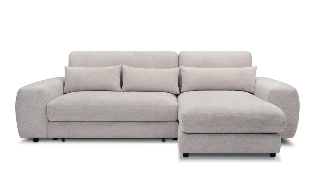 Canapé d'angle Round en tissu grège clair, accoudoirs arrondis et trois coussins, méridienne à droite, sur fond blanc
