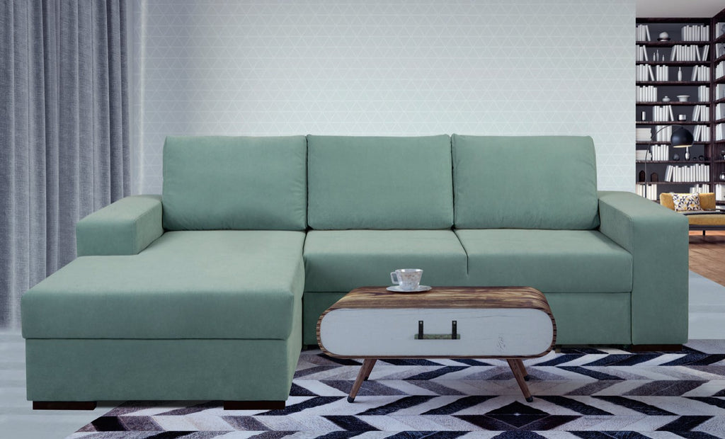 Canapé d'angle Tokyo en tissu vert d'eau sur pieds en bois, méridienne à gauche, dans un salon