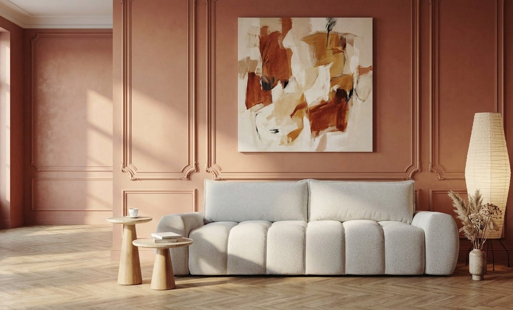 Canapé droit Bubble Function en bouclette gris clair dans un salon aux murs terracotta et moulures blanches – mise en situation