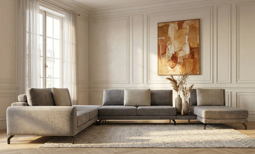 Canapé panoramique Vision en velours gris dans un salon haussmannien aux murs crème – mise en situation