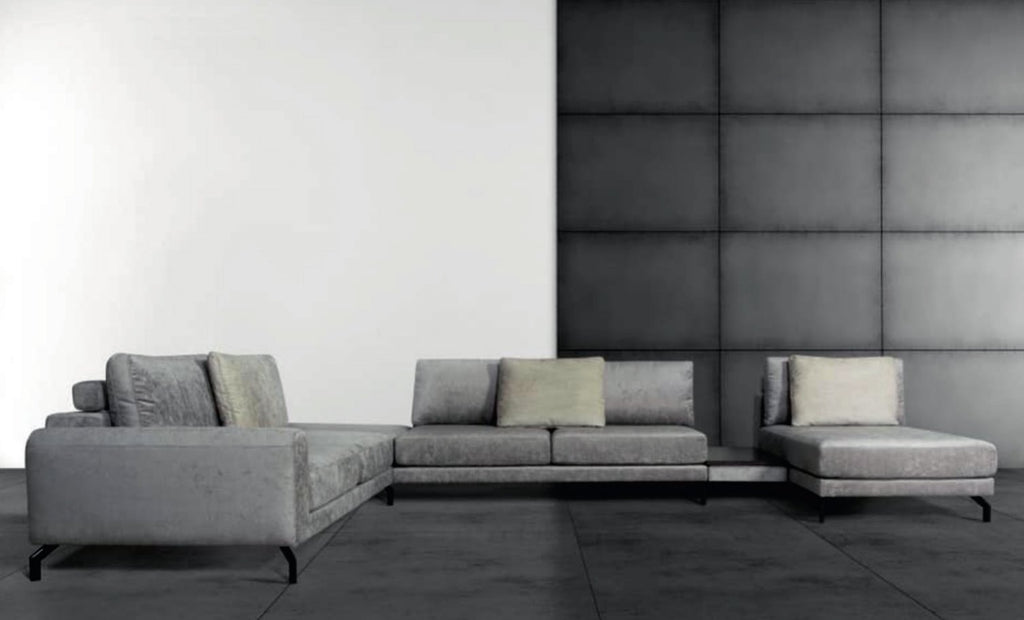 Canapé panoramique Vision en velours gris sur pieds en métal, composition modulaire dans un grand séjour