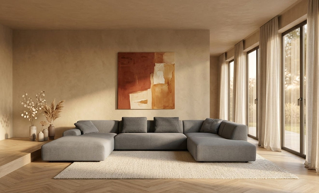Canapé Slow en tissu gris dans un salon aux murs couleur sable – mise en situation