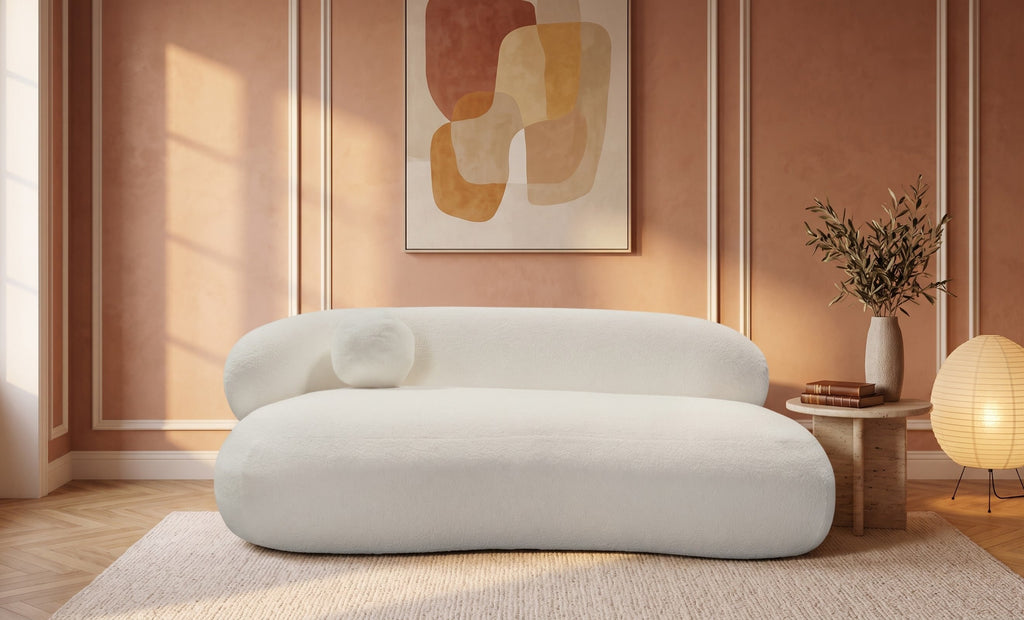 Canapé Teddy en bouclette blanche dans un salon aux murs terracotta et moulures blanches – mise en situation