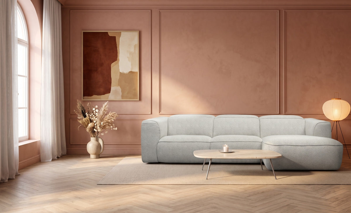 Canapé Wiliam en bouclette gris perle dans un salon aux murs terracotta et moulures blanches – mise en situation