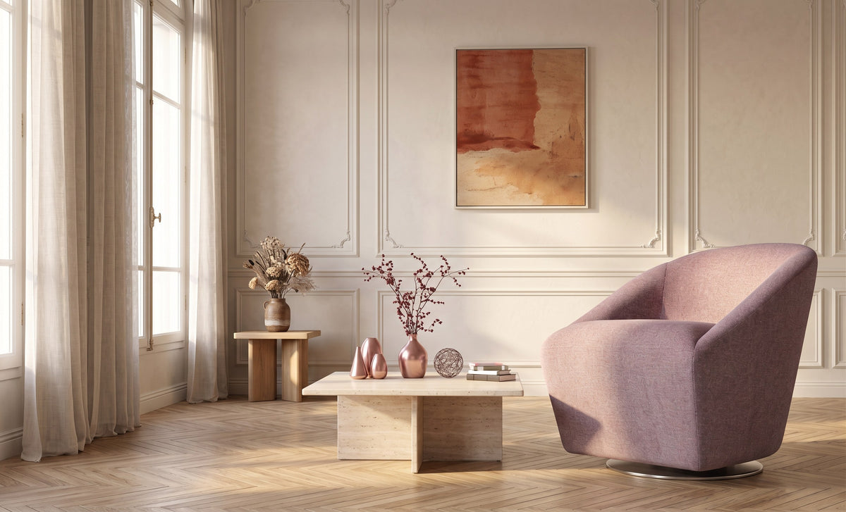 Fauteuil Flamingo en tissu vieux rose dans un salon haussmannien aux murs crème – mise en situation
